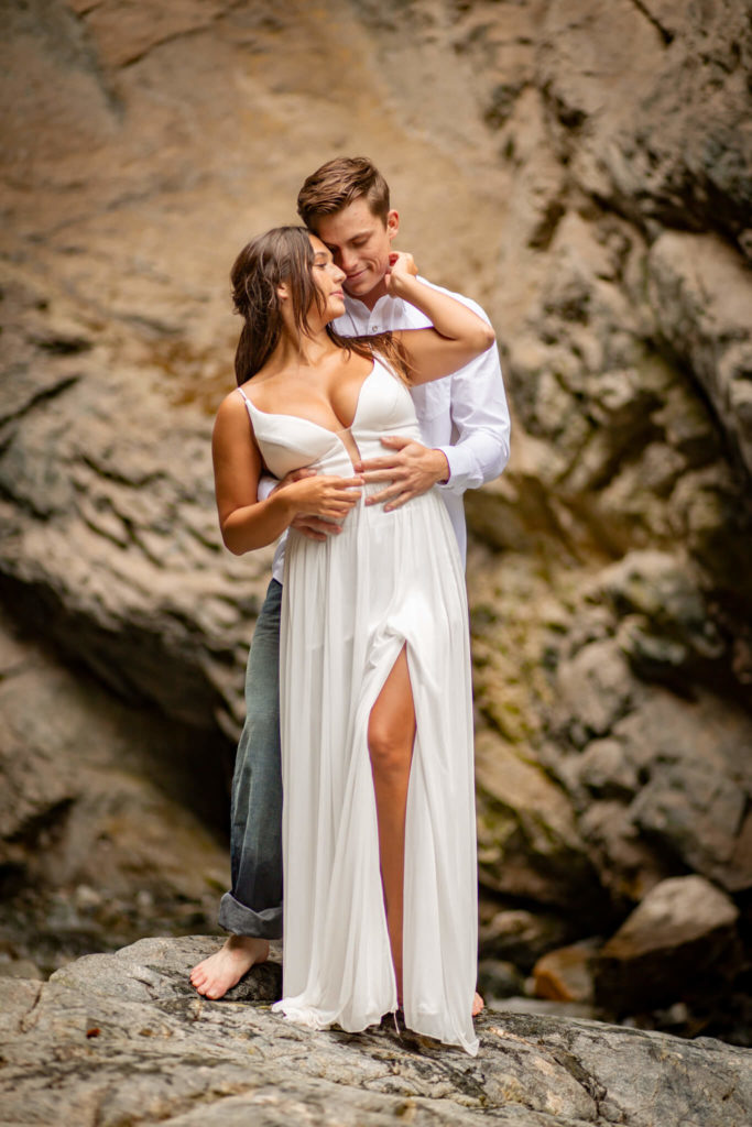 couple posing in zapata falls